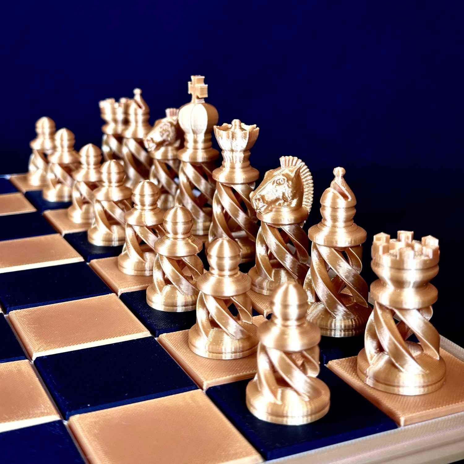 Gros plan sur des pièces d’échecs modernes dorées Chess Project, mettant en avant les détails du design, la texture et l’aspect premium sur l’échiquier.