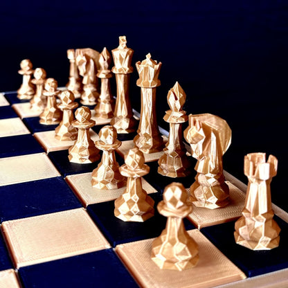 Détail des pièces d’échecs facettées dorées au design sculptural – vue rapprochée