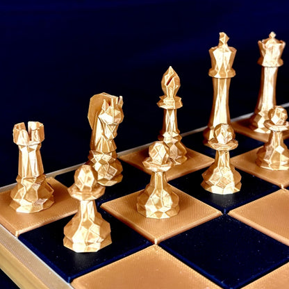 Jeu d’échecs monolith doré aux formes géométriques facettées – vue de face