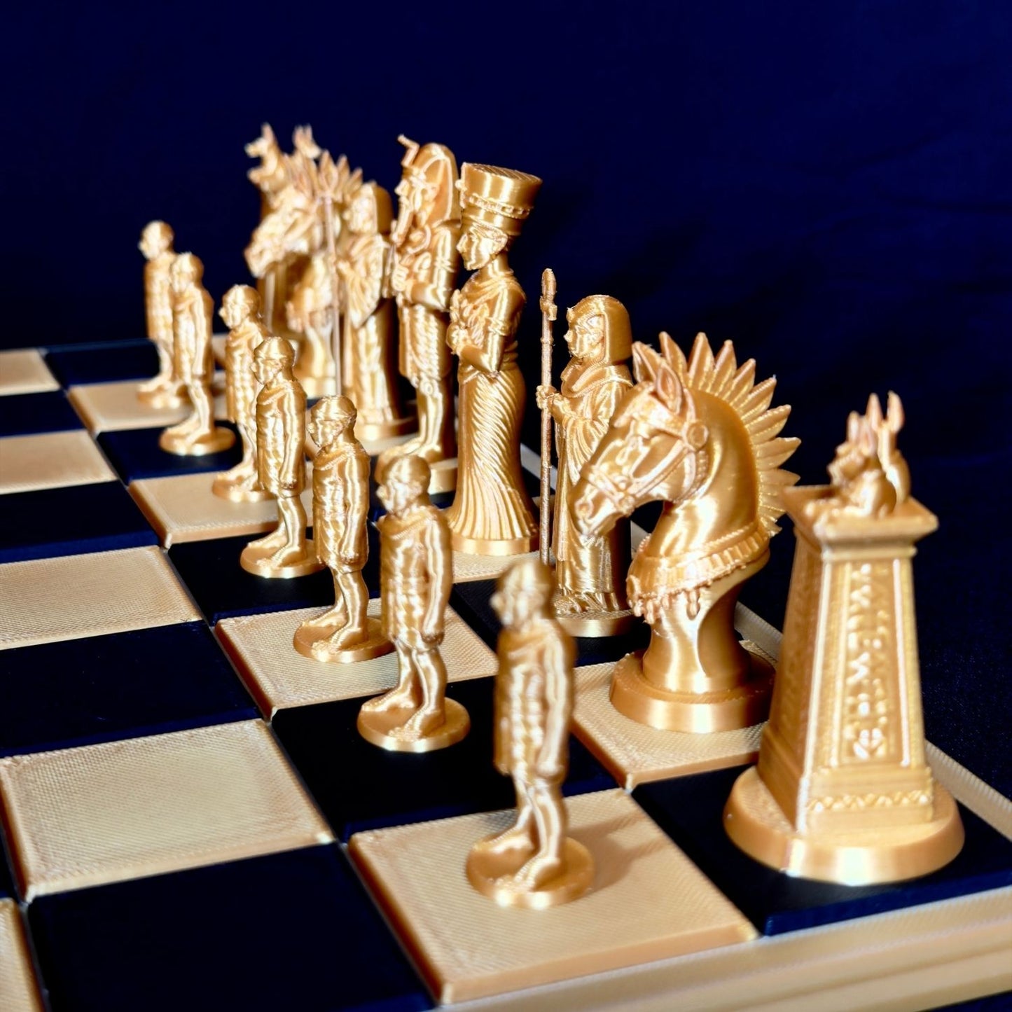 Détail des pièces d’échecs Égypte antique dorées – vue rapprochée