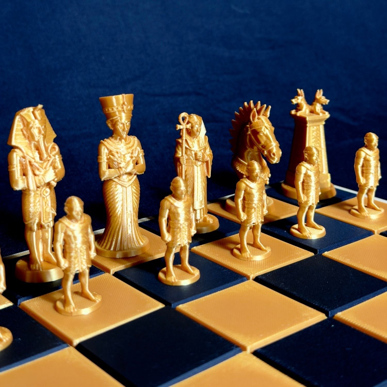 Pièces d’échecs pharaoniques dorées finement sculptées – vue de côté