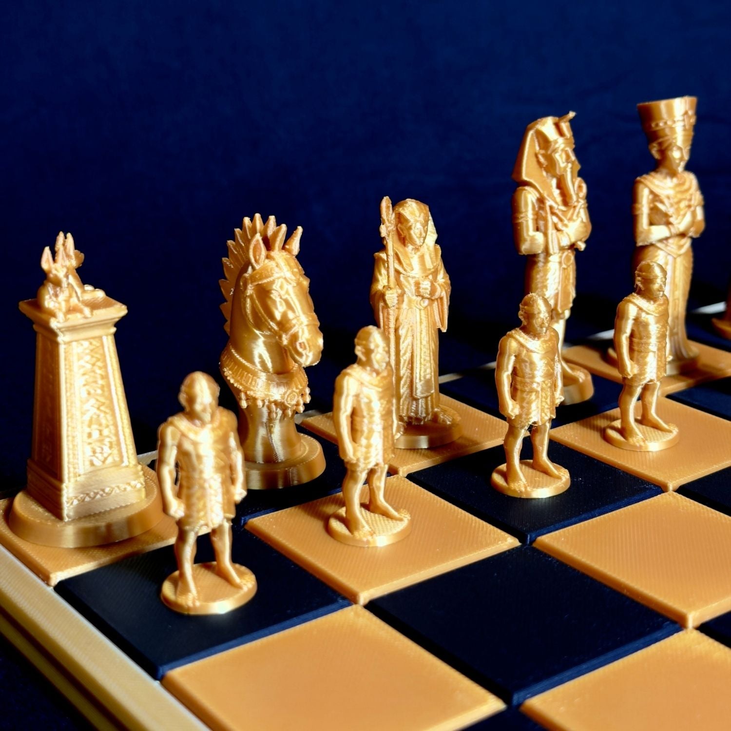 Jeu d’échecs pharaons doré avec pièces Égypte antique – vue de face