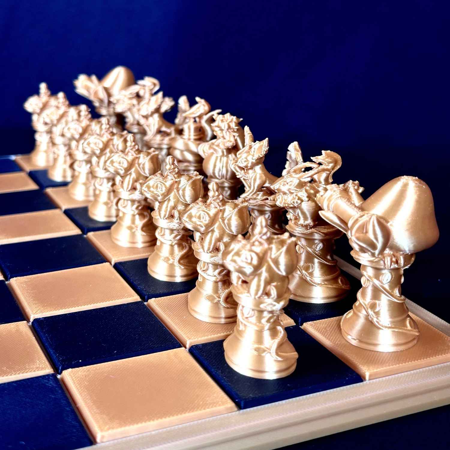 Gros plan sur des pièces d’échecs dorées originales Chess Project, mettant en avant les détails fins, la texture et l’aspect premium des pièces sur l’échiquier.