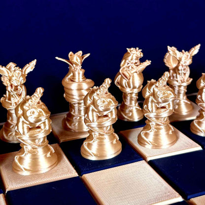 Pièces d’échecs dorées au design original posées sur un échiquier, vue de face montrant les détails sculptés et l’esthétique unique de la collection Chess Project.