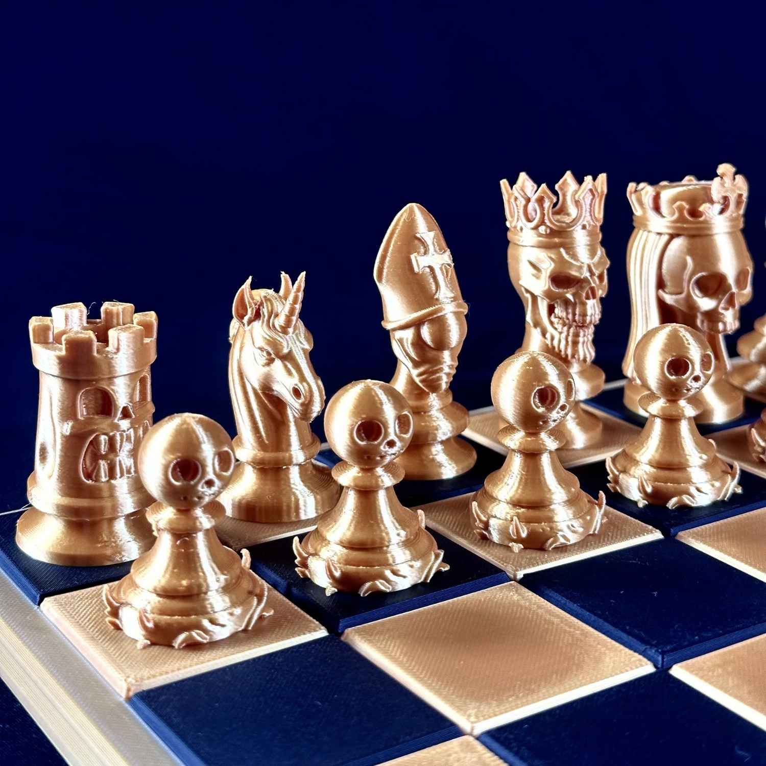 Set de pièces d’échecs Skull Royale finition or, design exclusif ChessProject, fabrication française éco-responsable, impression 3D détaillée sur échiquier noir et or.