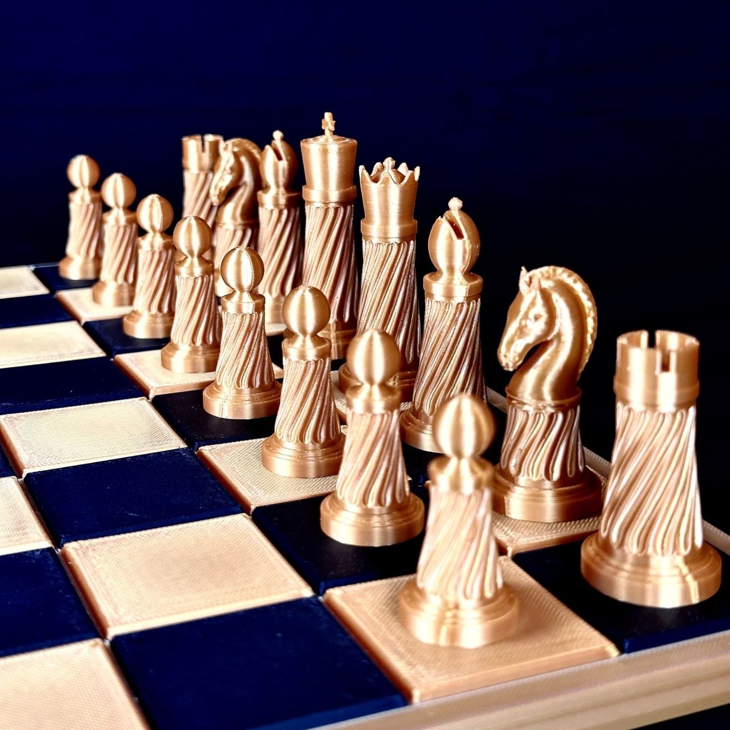 Détail des pièces d’échecs spiralées dorées – vue rapprochée