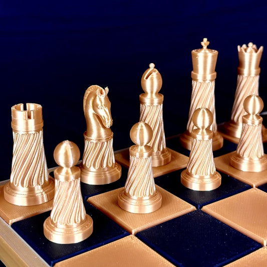 Pièces d’échecs dorées aux lignes spiralées sculptées – vue de côté