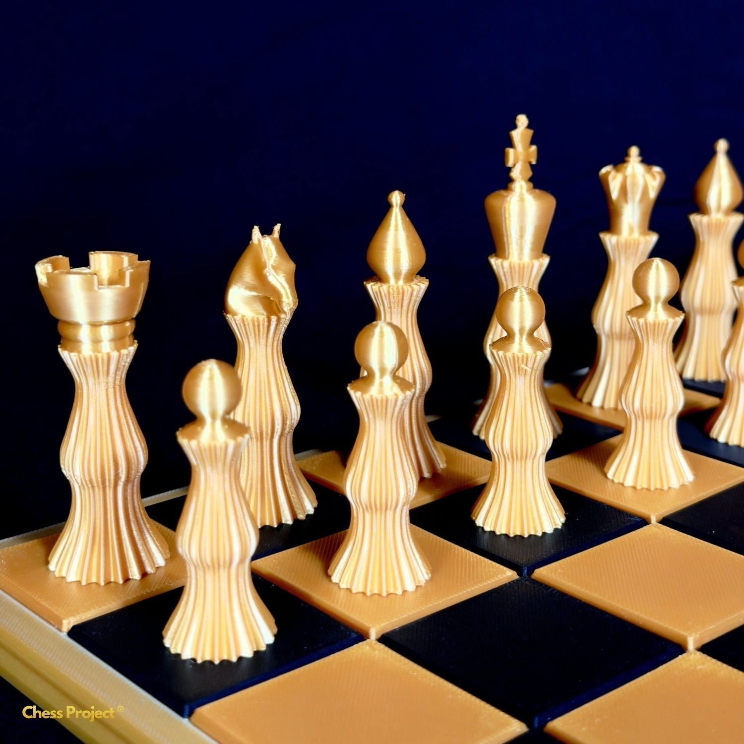 Pièces d’échecs Spiral dorées avec lignes torsadées et finition brillante sur échiquier noir et or