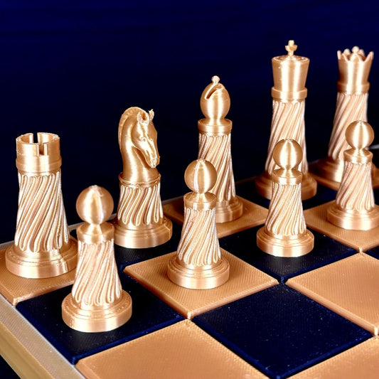Jeu d’échecs spiralé doré au design élégant – vue de face