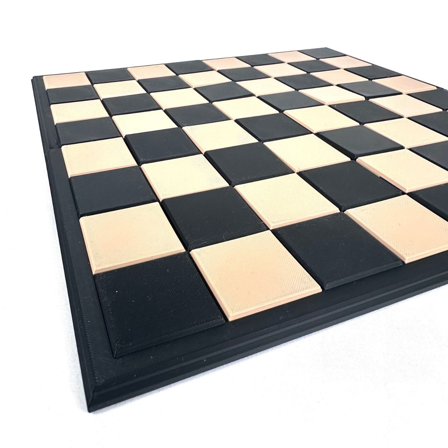 Détail du plateau d’échecs modulable avec cases amovibles noires et beiges finition mate