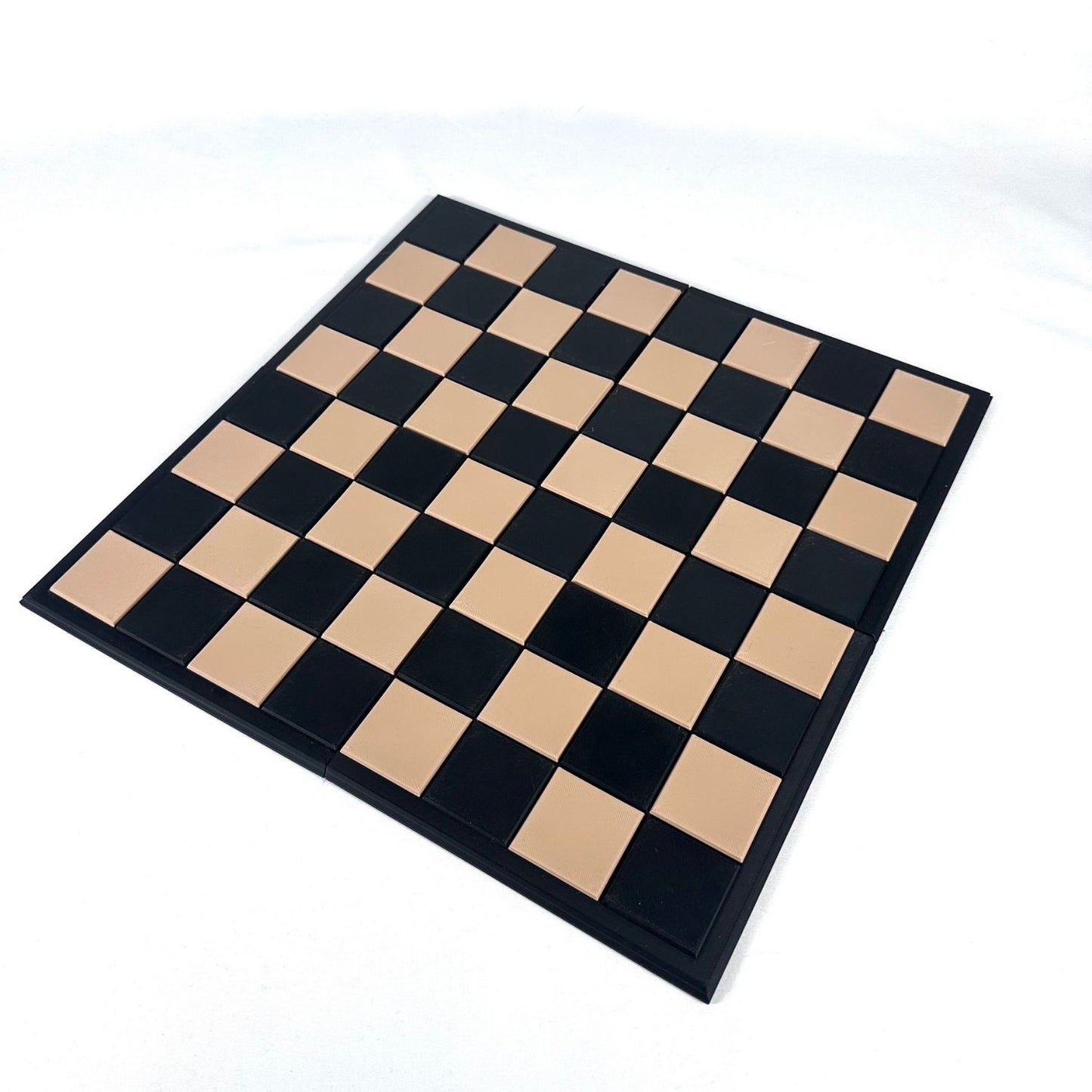 Plateau d’échecs design modulable avec cadre noir et cases interchangeables vue latérale
